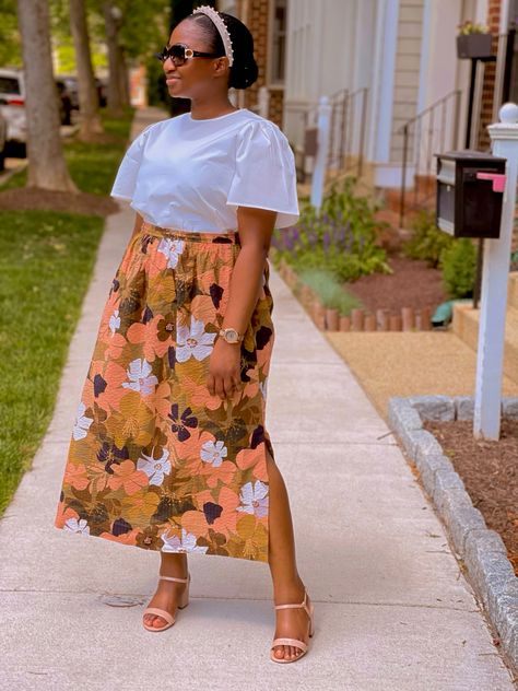 Painted Designs, Skirt And Blouse, White Blouse, Floral Shirt, Amazing Flowers, Paint Designs, Flare Skirt, Fabric Flowers, White Shirt