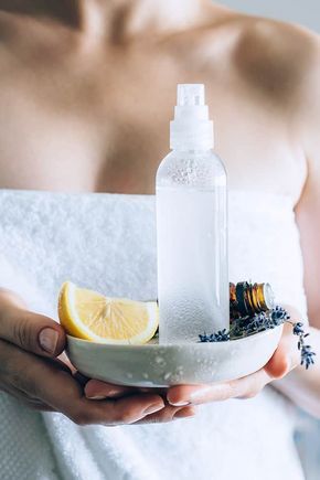 Orange flower water (or water to boil) Vodka Lemon, lavender and sandalwood essential oil Diy Body Spray Recipes, Body Spray Recipe, Diy Body Spray, Diy Lemonade, Diy Lavender, Perfume Recipes, Sandalwood Essential Oil, Lavender Lemonade, Diy Perfume