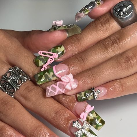 yummmmm @oko0n03 truly some of my best work, camo, green and pink, the perfect charms ugh I cannot, I wish these were on my hands? also don’t mind me if I try adding a bb belt on to all of your sets im obsessed 👅👅👅👅👅👅 #brighton #brightonnails #bbbelt #camonails #3dnailart Cute Camo Nails, Pink And Lime Green Nails, Belt Nails, Pink Green Nails, Green And Pink Nails, Sorority Nails, Pink Camo Nails, Fallnails Autumn, I Nails