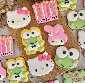 Hello Kitty Favors, Friends Cookies, Bolo Da Hello Kitty, Hello Kitty Birthday Theme, Kitty Cookies, Hello Kitty Cookies, Hello Kitty Birthday Cake, Hello Kitty Birthday Party, Friends Cake