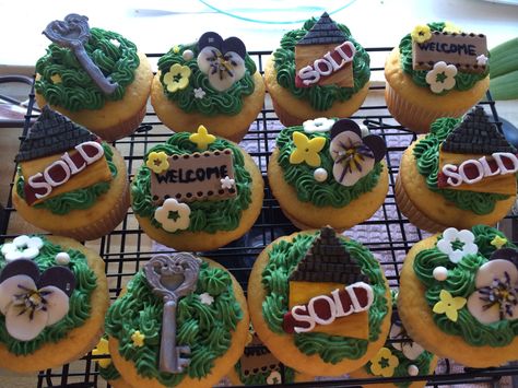 I made realtor cupcakes for an open house. Welcome mat, house sold sign, key and purple pansies. Real Estate Cupcakes, House Sold Sign, Open House Treats, House Cupcakes, Realtor Office, Medical Themed Parties, Open House Sign In Sheet, Housewarming Ideas, Realtor Life