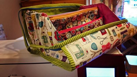 Mary Poppins Sewing Bag | Picperfic's Blog Bionic Gear Bag, Mary Poppins Bag, Poppins Bag, Sewing Kit Bag, Sew Together Bag, Sewing Caddy, Pouch Sewing, Diy Handbag, Zipper Tote Bag