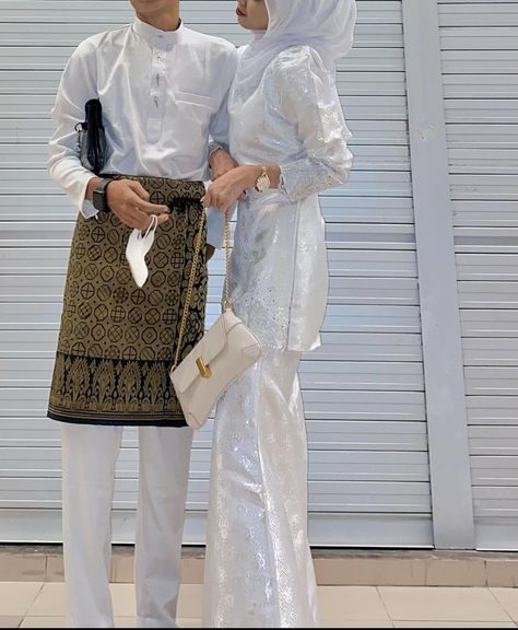 Nanda Arsyinta Wedding, Malaysian Dress, Ootd Boy, Couple Ootd, Malay Wedding Dress, Asian Wedding Makeup, Muslim Wedding Gown, Baju Kahwin, Muslimah Wedding Dress