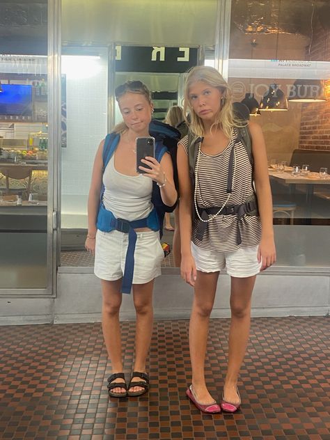 Backpack Europe Aesthetic, Backpacking Outfits Europe, Interrailing Europe Outfits, Europe Backpacking Outfits, Backpacking Outfits Asia, Backpacking Europe Outfits, Interrailing Europe Aesthetic, Backpacking Europe Aesthetic, Interrail Aesthetic