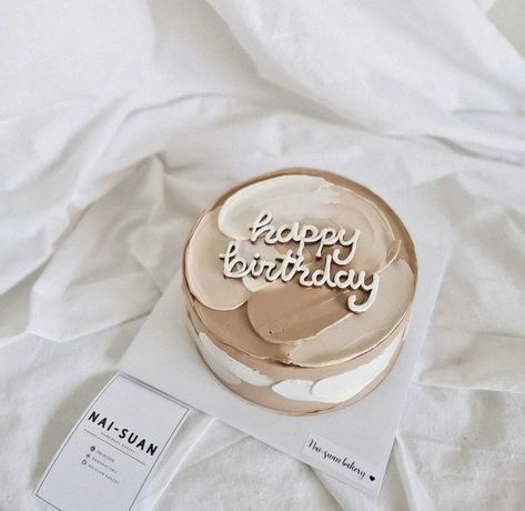 Light Brown Cake Aesthetic, Simple 21 Birthday Cake, Bento Cake 25th Birthday, Bento Cake Aesthetic Simple, Minimalist Bday Cake Aesthetic, Beige Cake Aesthetic, Small Cakes Aesthetic, Neutral Cake Ideas, Beige Birthday Theme