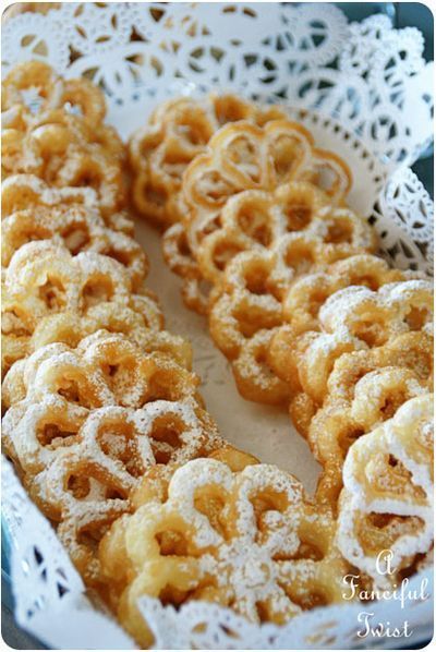 Scandinavian Rosettes; Like dressed-up funnelcakes! Swedish Rosettes, Rosettes Recipe, Rosette Recipe, Norwegian Cookies, بيتي فور, Rosette Cookies, Norwegian Recipes, Norwegian Heritage, Waffle Cookies