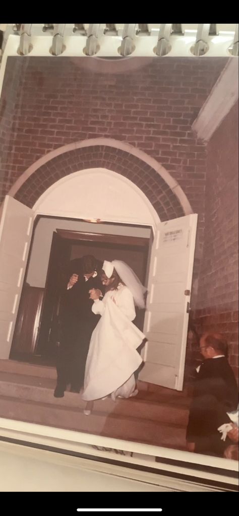 1960s Wedding Photos, Vintage 70s Wedding Aesthetic, Vintage Wedding Portraits, Wedding Vintage Aesthetic, 50s Wedding Aesthetic, 80s Wedding Aesthetic, Retro Wedding Photos, Nikah Photos, 60s Wedding Theme