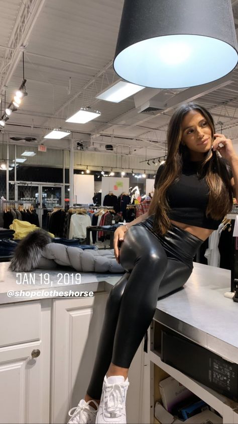 Shiny Leggings Outfit, Spandex Outfits, Leather Tights, Wet Look Leggings, Black Leather Leggings, Shiny Pants, Latex Leggings, Leggings Outfit, Leather Pants Women