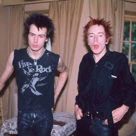 sid & johnny rotten 🖤📎 portobello hotel, 1977 by elisa leonelli | Instagram Jonny Rotten, Punks 70s, John Lydon, Sid And Nancy, Punk Boy, 70s Punk, Johnny Rotten, 80s Punk, God Save The Queen