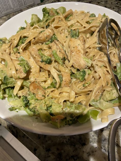 Chicken Alfredo Aesthetic, Alfredo Pasta Aesthetic, Chicken Fettuccine Alfredo With Broccoli, Chicken Alfredo Broccoli, Chicken Broccoli Fettuccine, Chicken Broccoli Fettuccine Alfredo, Broccoli Fettuccine Alfredo, Broccoli Chicken Alfredo, Chicken Alfredo With Broccoli