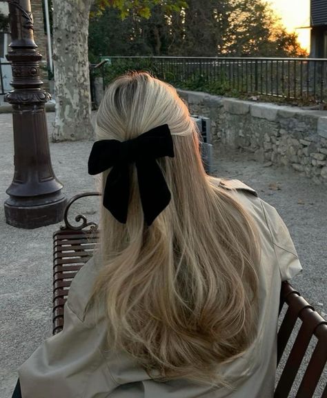 Bow In Hair, Winter Hair Trends, Bow Hairstyle, Chique Outfits, Ribbon Hairstyle, Hair Stylies, Winter Hairstyles, Hairstyles For School, Aesthetic Hair