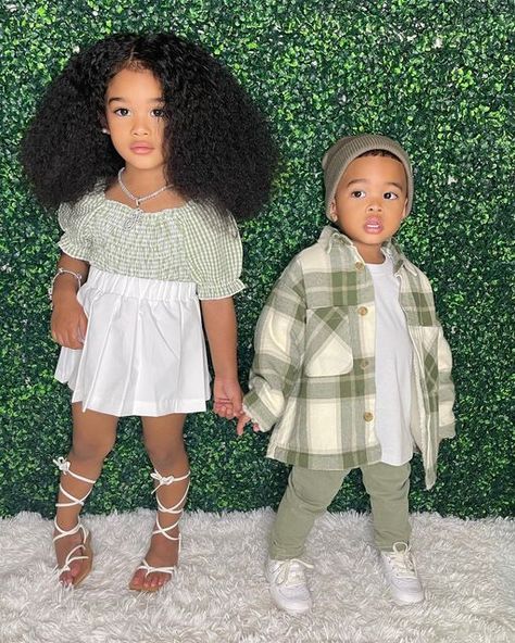 ßιλȘιλɴ ɖΘιι on Instagram: "Happy Birthday To My Baby Brother I Love You So Much @kobideshaun 💚💚💚 #siblings #love #cuteness #cuties Necklace: @kaydens__kloset ✨ ( USE CODE : ROSE @ CHECKOUT )" Kids Outfits Daughters, Matching Sibling Outfits, Kids Goals, African Babies, Girl Bday Party, Sibling Outfits, Cute Twins, Family Picture Outfits