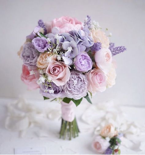 Spring Wedding Bouquets Bridesmaid, Tangled Wedding Bouquets, Bridal Bouquet Pink And Purple, Wedding Bouquets Bride Purple, Lilac Bride Bouquet, Quinceanera Bouquet Purple, Rapunzel Themed Wedding, Quiencera Themes, Purple Pink Bouquet