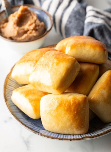 Stack of rectangle Texas Roadhouse rolls. Roadhouse Rolls, Texas Roadhouse Rolls, Texas Roadhouse, Copycat Restaurant Recipes, Cat Recipes, Bread Rolls, Rolls Recipe, Dinner Rolls, Beignets