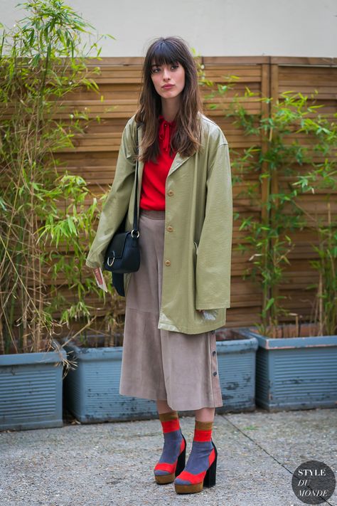 Louise Follain by STYLEDUMONDE Street Style Fashion Photography Louis Follain, Bang Styles, Louise Follain, Street Style Fashion Photography, Vintage Girls Clothes, Street Style 2017, Streetstyle Fashion, Trendy Street Style, Looks Street Style