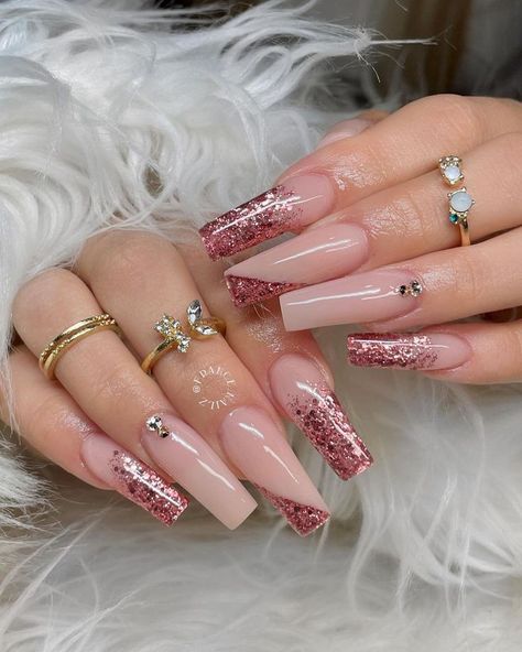 Nails 2023 Trends Rose Gold, Rose Color Nails Acrylic, Pink With Rose Gold Nails, Coffin Rose Gold Nails, Prom Nail Ideas Rose Gold, Cute Rose Gold Nails, Rose Gold Summer Nails, Elegant Nails Rose Gold, Rose Gold Nail Art Designs