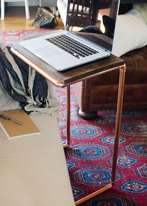 Trendspotting: Copper! Add this popular accent to your home with an easy project. Try this DIY Copper Laptop Table. Click through for directions. Modern Tv Trays, Diy Laptop Stand, Tv Tray, Diy Laptop, Copper Diy, Pipe Furniture, Laptop Table, Wood Work, Diy Home Decor Projects