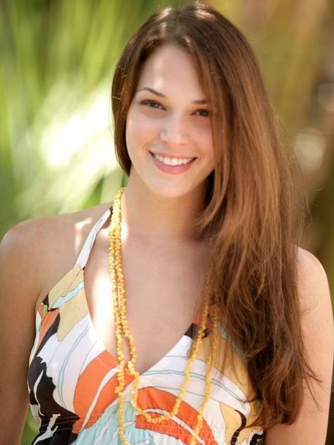 Two And Half Men, Amanda Righetti, Amanda Seyfried, 8 Months, Girls World, Jolie Photo, Roman Catholic, Brunettes, Celebrities Female