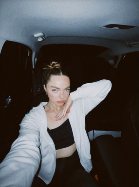 Flash Aesthetic Photos, Flash Selfie Ideas, Car Selfie Poses, Car Selfie Aesthetic, Selfie In The Car, Flash Aesthetic, Car Selfies, Cow Wallpaper, Car Selfie