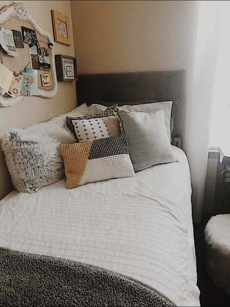 Twin Bed Inspiration, Headboard For Twin Bed, Pillow Arrangement On Bed Twin, Twin Bed Bedding, Twin Bed Pillow Arrangement, Twin Bedding Ideas, Twin Size Bed, Bedroom Ideas Twin Bed, Unique Dorm Room