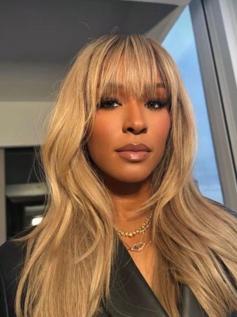 Blonde Fringe Wig Black Women, Beyonce Curtain Bangs, Hair Styles Brown And Blonde, Blonde With Bangs Black Women, Blonde Hair With Highlights Black Women, Trendy Hairstyles For Fall 2024, Blonde Ombre Black Women, Sew In Honey Blonde, Blonde Wig With Bangs Black Women