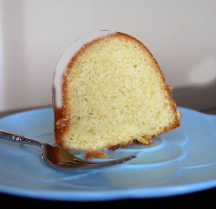 This recipe is from a Land O Lakes advertisement in the April 2007 issue of Gourmet magazine. It makes a beautiful, great tasting cake... perfect for dessert or brunch! Satsuma Recipes, Coconut Pound Cakes, Orange Pound Cake, Citrus Cake, Lemon Pound Cake Recipe, Nothing Bundt, Nothing Bundt Cakes, Yoghurt Cake, Lemon Bundt Cake