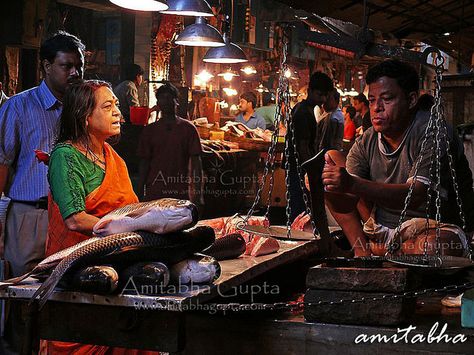 Kolkata Market Photography, Fish Market Memory Drawing, Market Composition Drawing, Fish Market Drawing, Market Watercolor Painting, Subject Drawing, Kolkata Street, Scene Composition, Figure Composition