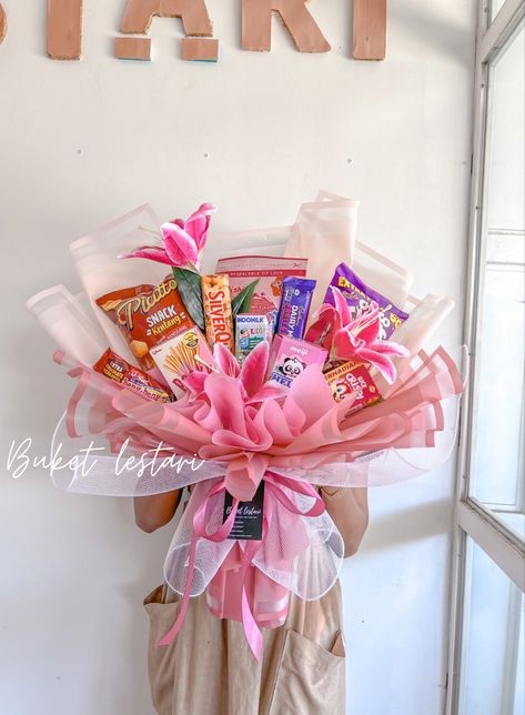 Bucket Snack Pink, Buket Jajan Aesthetic, Snack Tower, Snack Bouquet, Gift Arrangement, Pink Snacks, Snack Wrap, Retail Architecture, Diy Bouquet Wrap