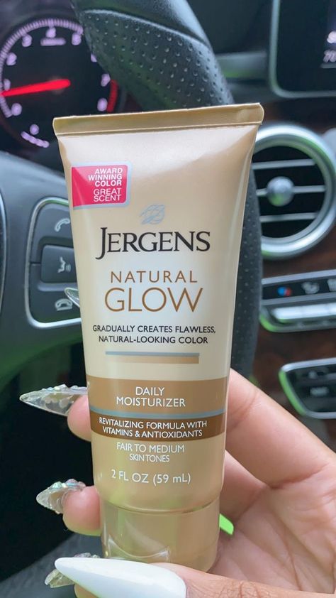 Daily moisturizer glow Hygiene Essentials, Jergens Natural Glow, Glow Lotion, Sunless Tanning Lotion, Gucci Perfume, Skin Care Business, Black Skin Care, Skincare Routines, Medium Skin Tone