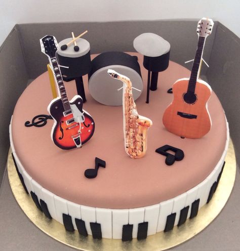 Music cake                                                                                                                                                                                 Mehr Music Cake Ideas, Music Birthday Cakes, Music Note Cake, Bolo Musical, Cake Song, Music Themed Cakes, Piano Cakes, Music Cakes, Nursing Cake