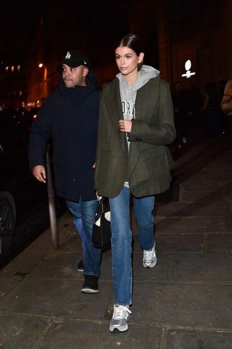 Kaia Gerber Street Style, Style Dr Martens, Kaia Gerber Style, Fashion Milan, Off White Blazer, Old Sweatshirt, Black Flare Pants, Parisienne Chic, Miroslava Duma