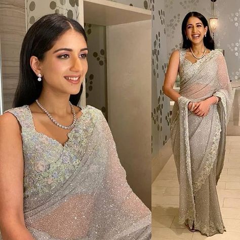 Feb, 2020: viralbhayani on instagram ambani bahu radhika merchant yesterday at Antilla as she got ready for the wedding. Amazing makeup by @vardannayak 👍♥️ #radhikamerchant saree sari #saree #sari #sarees #saris #receptionsaree #indianreceptionsaree #indianreceptionsari #makeup #indianmakeup #receptionmakeup #indianreceptionmakeup #indianweddingmakeup @ #viralbhayani on #instagram via @sunjayjk Elegant Saree Look, Engagement Sarees, Instagram Layout Ideas, Radhika Merchant, Mukesh Ambani, Reception Saree, Simple Saree Designs, Posts On Instagram, Indian Sari Dress