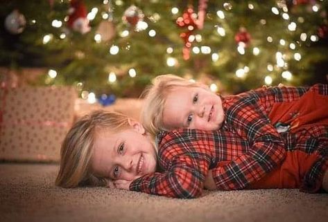 Kids Christmas Card Photoshoot Ideas, Cousins Christmas Pictures, Christmas Card Photo Ideas Toddler And Baby, 3 Kids Christmas Pictures, Brothers Christmas Photos, Siblings Christmas Photoshoot, Diy Family Christmas Photos At Home, Kid Christmas Photoshoot Ideas, Toddler And Baby Christmas Photos