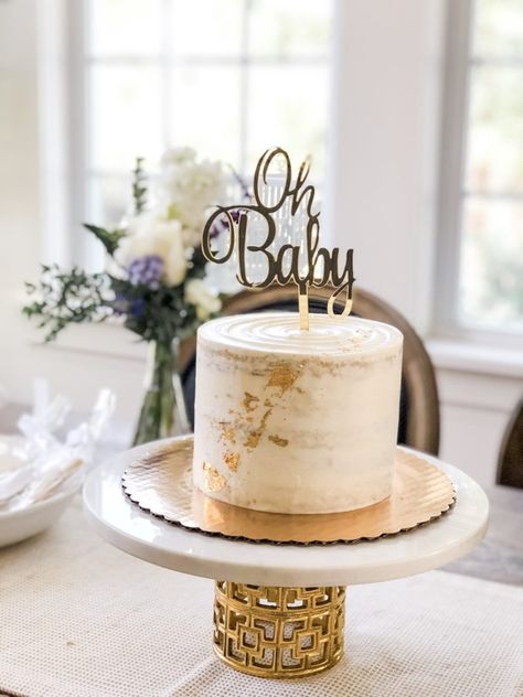 Gold And White Decor, Rustic Baby Shower Cake, Gold And White Cake, Baby Shower Cakes Neutral, Gender Reveal Baby Shower Themes, White And Gold Decor, 50th Anniversary Cakes, Baby Shower Deco, White Baby Showers