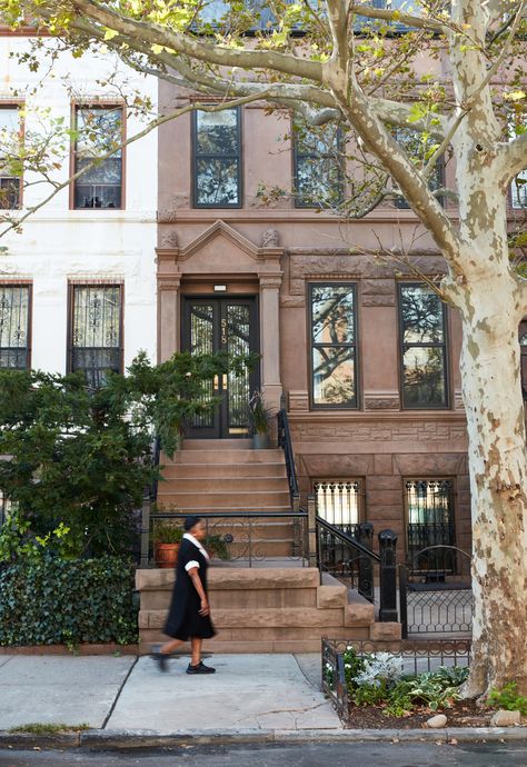 Design store owner Lauren Snyder and architect Keith Burns renovated a brownstone townhouse in Brooklyn to create this light-filled home for themselves. Brownstone Townhouse, Brownstone Brooklyn, New York Brownstone, Nyc House, New York Neighborhoods, Brooklyn Brownstone, Photography New York, Bed Stuy, Nyc Real Estate