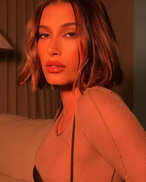 Hailey Baldwin Hair, Hayley Bieber, Hailey Rhode Baldwin, Hailey Bieber Outfits, Cover Of Vogue, Hailey Baldwin Style, Corte Bob, Short Sassy Hair, Beautiful Hair Color