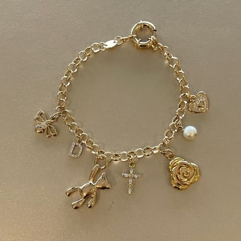 Custom Gold Bracelet, Charm Bracelet Aesthetic Diy, Good Charm Bracelet, Making Charm Bracelets, Aesthetic Charm Bracelet, Diy Charm Bracelet Ideas, Charm Bracelet Ideas, Charm Bracelet Aesthetic, Charm Bracelets Diy