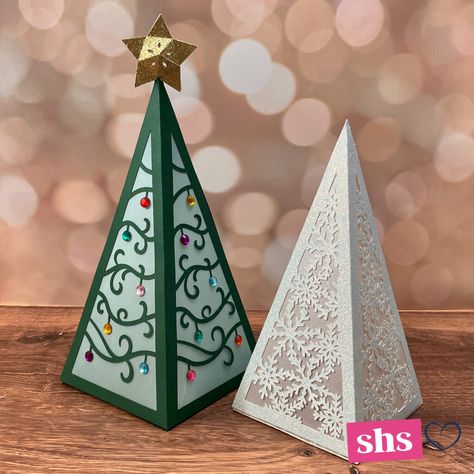 Luminary Diy, Paper Lanterns Diy, Lantern Christmas, Cricut Christmas, Christmas Lanterns, Holiday Crafts Christmas, Cricut Craft Room, Christmas Paper, Paper Lanterns