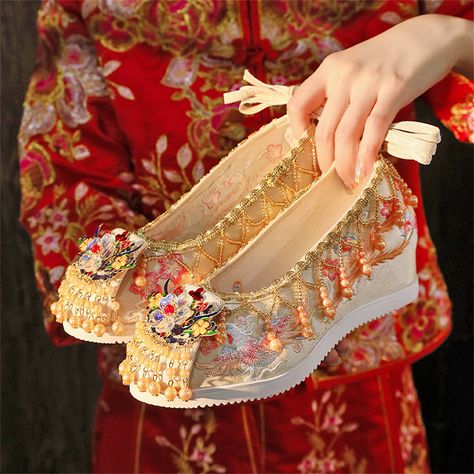 Chinese Traditional Shoes, Hanfu Shoes, Traditional Shoes, Height Increase, Girls Heels, Chinese Traditional, Traditional Wedding, Women Lace, Chinese Style