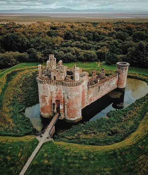 10 Scottish Castles that are straight out of a fairytale. These iconic landmarks in Scotland are a must see!! Some of the best castles in Inverness. Learn some little known facts about Scottish Castles before your trip.#scottishcastles #scottishcastle #castles #castle #scotland Caerlaverock Castle, Castle Fraser, Wallace Monument, Enchanted Castle, Castle Scotland, Eilean Donan, Famous Castles, Castle Aesthetic, Castles In Scotland