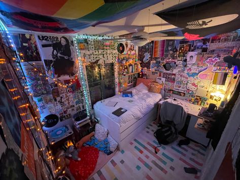 Whole Room Ideas Aesthetic, Chaoscore Room, Crazy Room Aesthetic, Room Claims, Room Decor Maximalist, Things To Print Out For Your Room, Cluttercore Bedroom, Alt Bedroom, 90s Bedroom