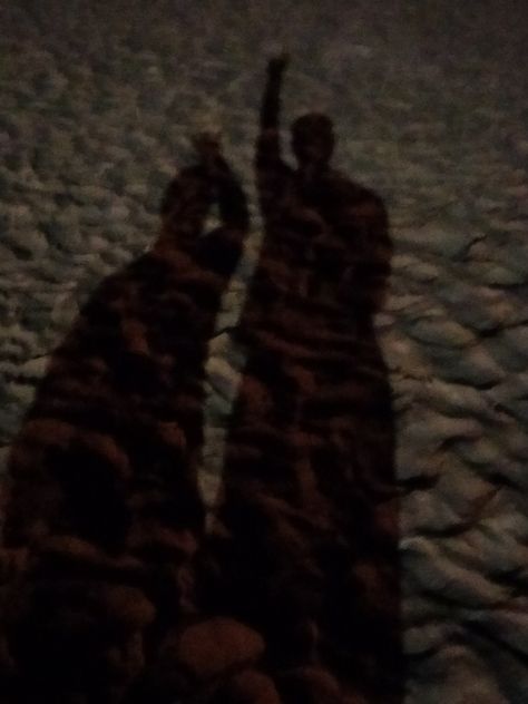 Beach, night beach, party, aesthetic beach, aesthetic photos, aesthetic pic, aesthetic photography, aesthetic shadow, shadow pics, selfie Friends Partying, Shadow Aesthetic, Beach Nights, Friends Drinks, Summer Pics, Beach Date, Drinking Buddies, Beach Night, Drink Photo