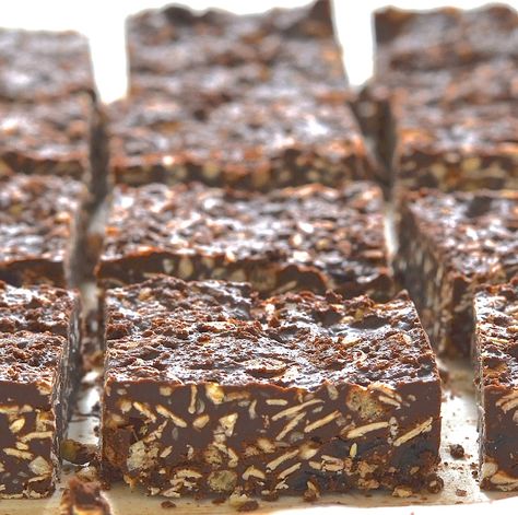 Chocolate + Tahini = complete & utter deliciousness. Honestly....Don't take… Tahini Bars Healthy, Salted Tahini Caramel Millionaire Bars, Tahini Bars, Vegan Tahini Brownies, Tahini Fudge, Chocolate Tahini Crunch Bars, Sesame Chocolate, Chocolate Tahini, Crunch Bars