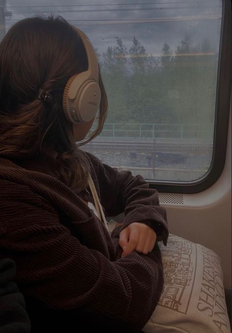 Coquette Headphones, Downtown Coquette, Introvert Girl, Downtown Nyc, Girl With Headphones, Fall Mood Board, Aesthetic People, Peaceful Life, Train Rides