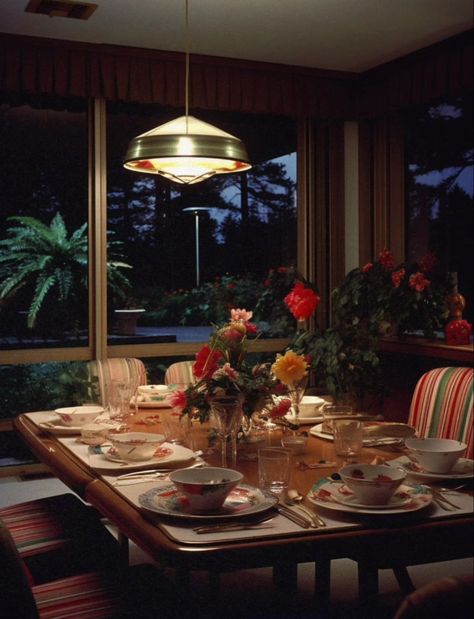 90s Dining Room, 80s Dining Room, 80s House Interior, 80s Interior Design, 80s House, 90s Home, 80s Interior, Study Interior Design, Casa Vintage