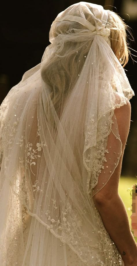 Simple Dresses Boho, Kate Moss Wedding Dress, Romantic Wedding Veil, Boho Veils, Wedding Veil Vintage, Vintage Veils, Veil Hairstyles, Trendy Wedding Dresses, Naeem Khan