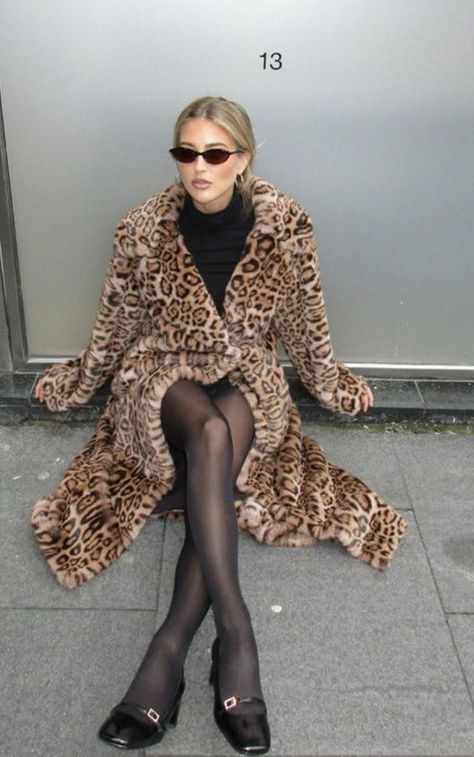 Leopard Print Aesthetic Outfit, Cheetah Print Aesthetic Outfits, Animal Print Outfits Aesthetic, Kate Moss Leopard, Print Coat Outfit, Leopard Outfit Ideas, Leopard Print Aesthetic, Outfit Leather Skirt, Feminine Fall Outfits