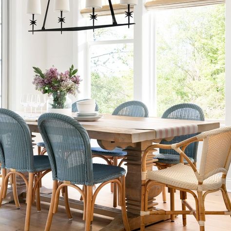 Brooke & Lou on Instagram: “Mix & matching your dining chairs can instantly add personality to your dining space 💙We love pairing a mixture of textures, colors &…” Restoration Hardware Dining Room, Light Wood Dining Table, Dining Tables And Chairs, Dining Room Updates, Traditional Dining Tables, Country Dining, Casual Dining Rooms, Tables And Chairs, Reclaimed Pine