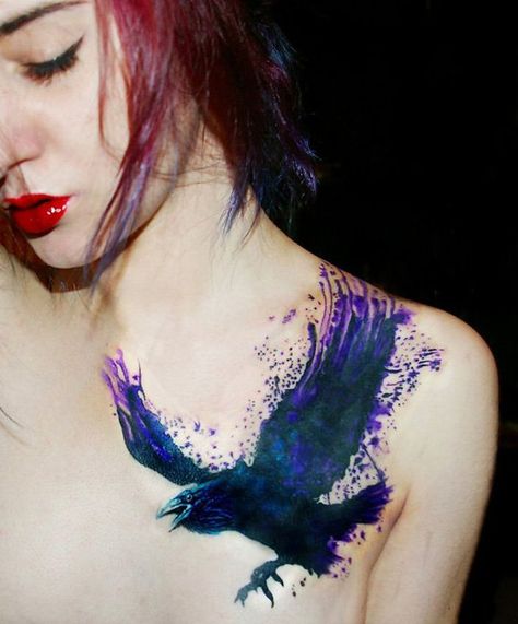 For a fashionable woman, what about when she loves both fashion and black raven, purple is the perfect color as a compromise. Watercolor style creates stylish effect, perfectly fit to women. New School Tattoos, Rabe Tattoo, Bird Tattoos For Women, Purple Tattoos, Kunst Tattoos, Tattoo Trend, Crow Tattoo, Raven Tattoo, Geniale Tattoos