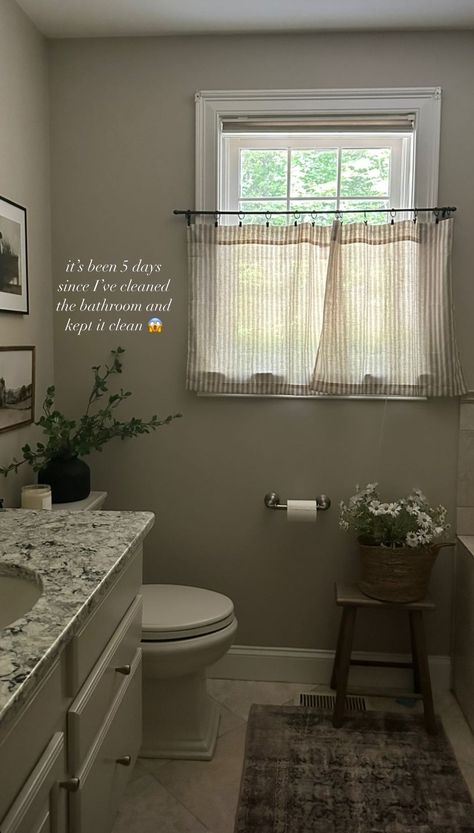 Monochromatic Bathroom Ideas, Cozy Cottage Bathroom Ideas, Country Bathroom Aesthetic, Small Galley Bathroom, Cottage Style Bathroom Ideas, Comfy Bathroom Ideas, Bathroom Window Above Toilet, Cozy Vintage Bathroom, Colorful Vintage Bathroom